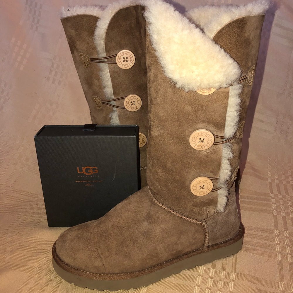 Ugg Boots Bailey Button Triple in Chestnut Suede size 10 - very gently used